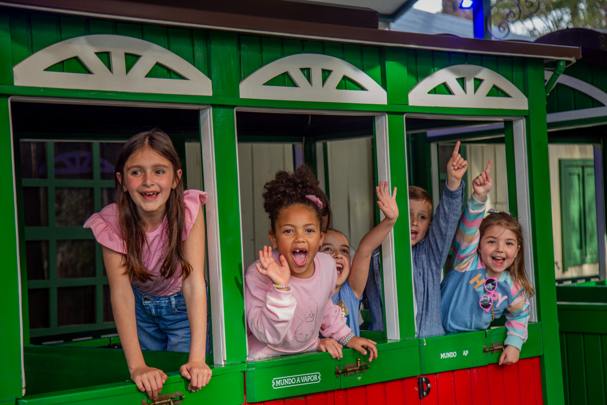 Caça ao tesouro em uma “viagem” pela história desafia o público infantil no Parque Mundo a Vapor