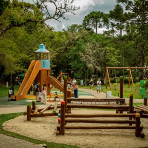 Parque do Caracol, em Canela, transforma natureza em cenário para brincadeiras no Mês das Crianças