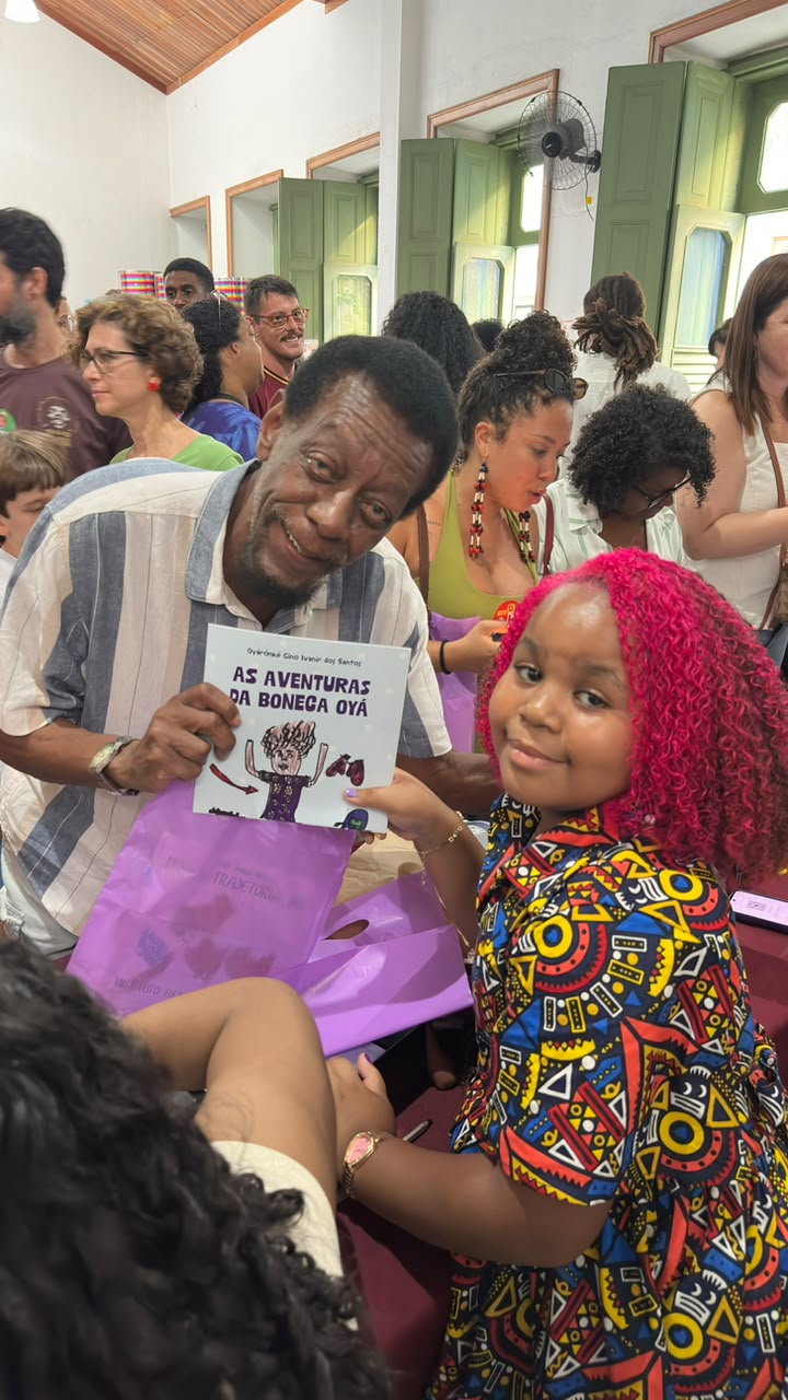Oyárónké, de 10 anos, lança livro infantil que celebra a cultura afro-brasileira e a educação antirracista